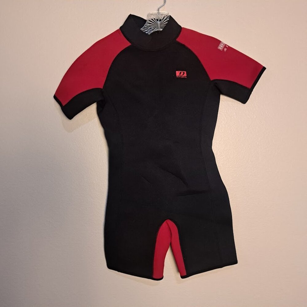 DARK LIGHTNING NEOPRENE WETSUIT WOMEN'S SIZE 12 RED AND BLACK ZIPPER BACK